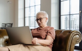 ¿Cómo puedo cuidar a alguien mientras vivo lejos?